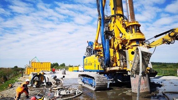 Fünf riesige Bohrgeräte, jedes wiegt 40 Tonnen, sind an der A20-Baustelle im Einsatz. © NDR Foto: Jürgen Opel