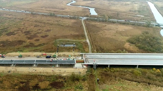 Der Lückenschluss an der A20-Behelfsbrücke steht kurz bevor. © NDR Foto: NDR
