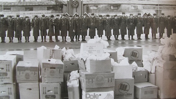 Kartons mit Geschenken stapeln sich vor angetretenen GUS-Soldaten. © Ernst Höhne Foto: Ernst Höhne