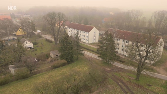 Luftaufnahme von zwei grauen Wohnblöcken in Radewitz in Mecklenburg-Vorpommern. Menschen aus der Ukraine finden als Flüchtlinge Unterkunft in Mecklenburg-Vorpommern. © NDR Foto: NDR