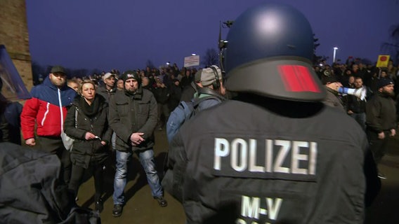 In Grevesmühlen demonstrierten vor der Sondersitzung des Kreistags rund 700 Menschen gegen ein geplantes Flüchtlings-Containerdorf in Upahl. © NDR 