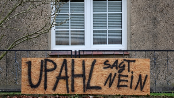 "Upahl sagt nein" steht auf einem Schild vor einem Haus. © dpa Foto: Bernd Wüstneck
