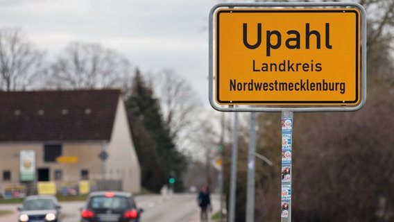 Das Ortseingangsschild von Upahl. © dpa Foto: Bernd Wüstneck