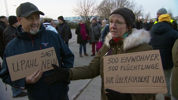 Demonstranten in Wismar sind gegen die Flüchtlingsunterkunft in Upahl © NDR Foto: NDR
