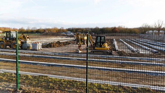 Blick auf die Baustelle für das geplante Containerdorf in Upahl. Die Unterkunft für 400 Flüchtlinge im 500-Einwohner-Dorf darf vorerst nicht gebaut werden. © dpa Foto: Frank Hormann