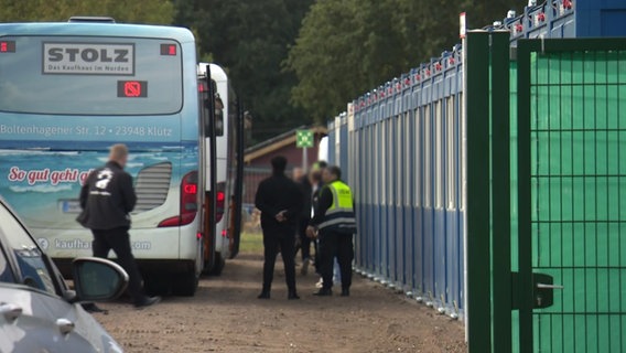 Geflüchtete mit Gepäck steigen in einen Bus © NDR 