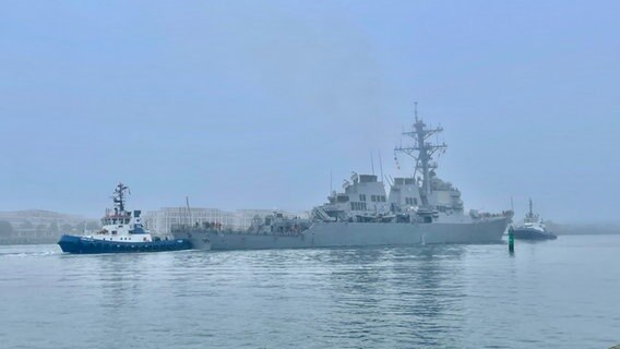 Bei dichtem Nebel lief die "USS Porter" am Donnerstagmorgen im Roster Überseehafen ein. © NDR/Juliane Schultz 