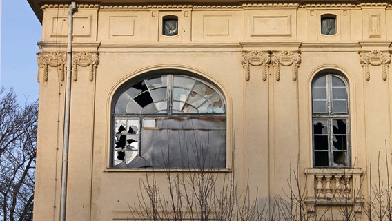 Detailaufnahme von zwei Fenstern der "Villa Baltic", deren Scheiben zerbrochen sind. © NDR.de Foto: Daniel Sprenger