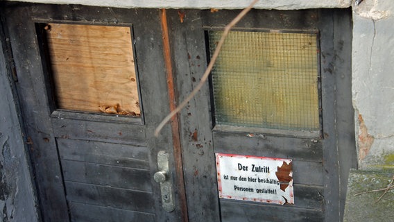 Auf einer Tür der "Villa Baltic" steht auf einem Schild: "Der Zutritt ist nur den hier beschäftigten Personen gestattet". © NDR.de Foto: Daniel Sprenger