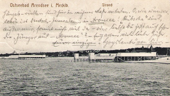 Historische Postkarte von 1917, die die Seebrücke in Arendsee zeigt. Darauf u.a. die Worte "O, wie wunderschön ist Deutsch-Jerusalem in Aronsee!" © Archiv Wolfgang Bade, Kühlungsborn 