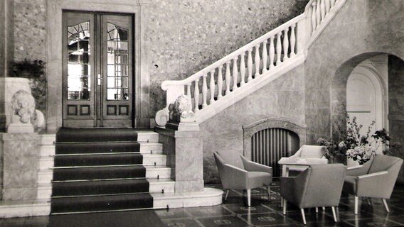 Die Schwarz-Weiß-Aufnahme von 1967 zeigt das marmorne Treppenhaus der "Villa Baltic", die damals das "Kurt-Bürger-Erholungsheim" des FDGB war. © Archiv Wolfgang Bade, Kühlungsborn 