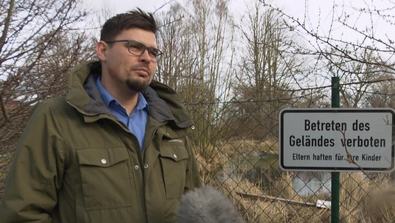 Der Bürgermeister der Gemeinde Wendisch-Baggendorf, Nils Lewing, wird vom NDR interviewt. © Screenshot 