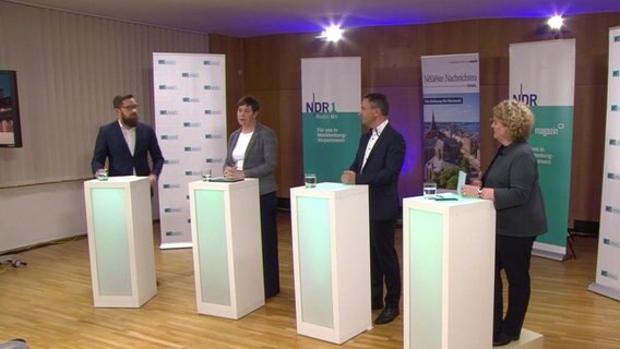 Eva-Maria Kröger antwortet neben Michael Ebert beim Wahl-Talk von NNN und NDR MV auf eine Frage. © NDR 