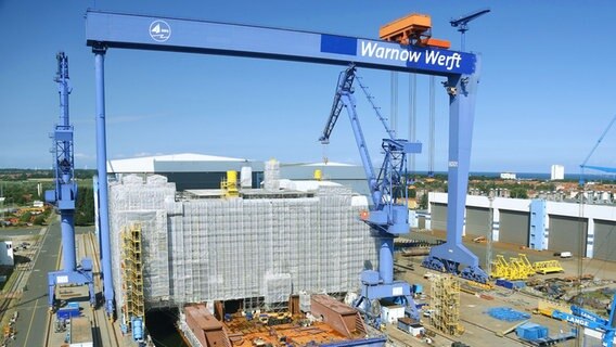 Der große Bockkran mit dem  Schriftzug "Warnow Werft" in Rostock Warnemünde 2013. © pictuere alliance Foto: Jens Büttner