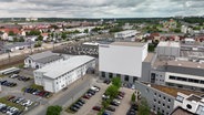 Das neue, vollautomatische Logistikzentrum des Automobilzulieferers Webasto in Neubrandenburg. Ein moderner, quadratischer, weißer Bau. © NDR Foto: NDR