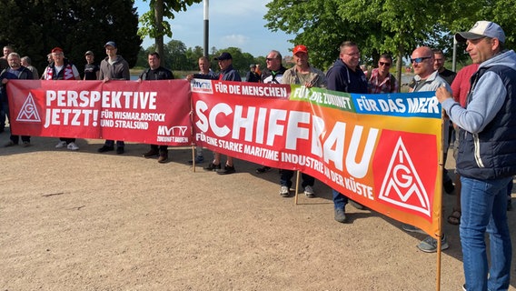 Werftmitarbeiter demonstrieren in Schwerin  Foto: Stefan Ludmann