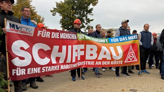 Schiffbauer demonstrieren auf dem Alten Garten in Schwerin. © NDR Foto: Stefan Ludmann