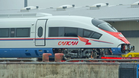 Ein Hochgeschwindigkeitszug vom Typ Velaro RUS für die russische Eisenbahngesellschaft RZD steht im Fährhafen Sassnitz-Mukran auf der Insel Rügen. © dpa-Bildfunk Foto: Stefan Sauer