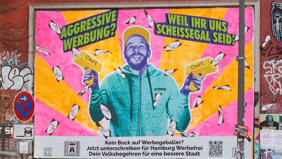 Werbung für das Volksbegehren "Hamburg Werbefrei" an der Roten Flora. Werbung für das Volksbegehren "Hamburg Werbefrei" an der Roten Flora. © NDR Foto: Alexander Mühlhausen