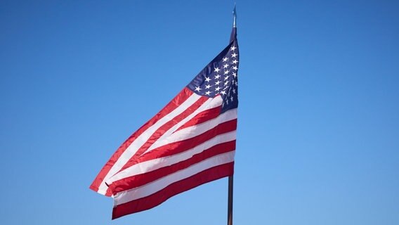 Die Amerikanische Flagge und das Weisse Haus auf einem iPhone. (Montage) © fotolia Foto: rangizzz, awenart, Rob Hill