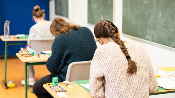 Schülerinnen sitzen während der schriftlichen Prüfung an Einzeltischen. © picture alliance/dpa | Silas Stein Foto: Silas Stein
