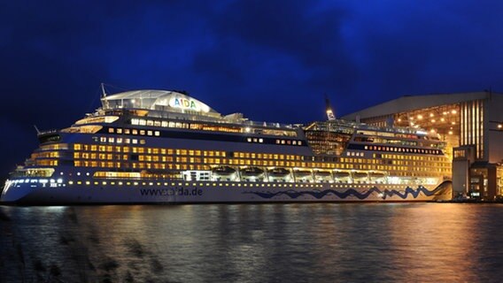 Das 252 Meter lange Kreuzfahrtschiff "AIDAluna" verlässt das Baudock der Meyer-Werft in Papenburg. © dpa Foto: Ingo Wagner
