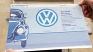 Eine alte Aktie - genannt Nullstück - von Volkswagen. © dpa - Bildfunk Foto: Jochen Lübke