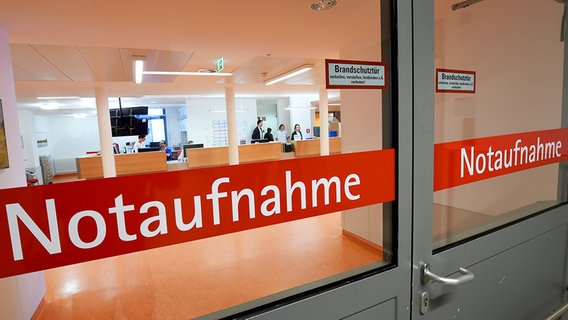 Im Wartebereich der Notaufnahme steht ein Hinweisschild mit der Aufschrift " Anmeldung Patienten". © dpa - Bildfunk Foto: Holger Hollemann/dpa