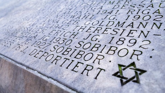 Eine Holocaust-Mahnmal-Steintafel mit Namen und einem Judenstern. © dpa-Bildfunk Foto: Julian Stratenschulte