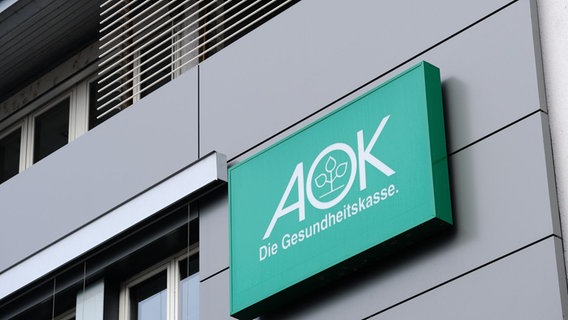 Das Logo der Versicherungsunternehmens AOK hängt an einem Gebäude. © picture alliance / Eibner-Pressefoto | Eibner-Pressefoto/Thomas Dinges Foto: Thomas Dinges