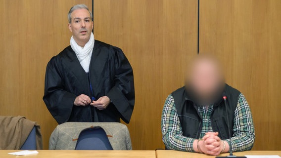 Der Angeklagte sitzt mit seinem Anwalt Daniel Proch im Landgericht Hildesheim. © dpa-Bildfunk Foto: Julian Stratenschulte