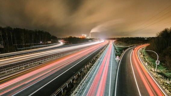 Autos fahren bei Nacht über eine Autobahn. © NDR Foto: Julius Matuschik