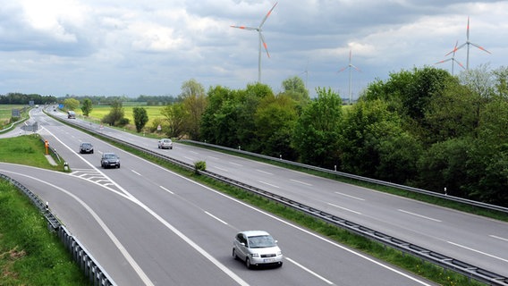 Wenige Autos rollen über die Autobahn 31 in Ostfriesland. © picture alliance Foto: Ingo Wagner