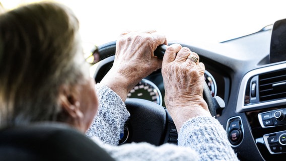 Eine über 90-jährige Frau sitzt am 30.05.2022 in Norden (Niedersachsen) hinter dem Lenkrad eines Autos. © picture alliance / Matthias Balk | Matthias Balk Foto:  Matthias Balk