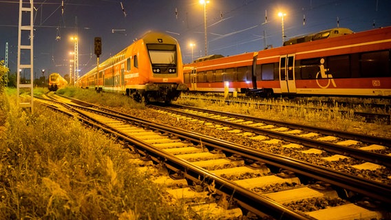 Regionalzüge stehen am frühen Morgen in einem Depot. © dpa-Bildfunk Foto: Christoph Soeder