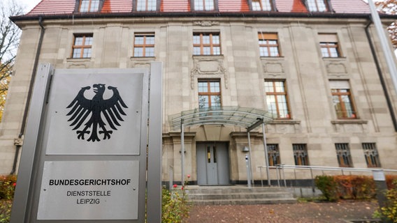 Auf einem grauen Schild vor einem Gebäude steht Bundesgerichtshof Dienststelle Leipzig. © picture alliance/dpa Foto: Jan Woitas