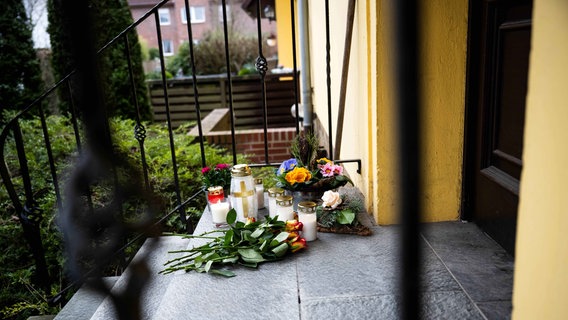 Bramsche: Blumen und Kerzen liegen an einem Tatort. © dpa - picture alliance Foto: Sina Schuldt