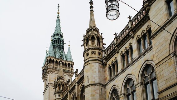 Blick von unten auf das Braunschweiger Rathaus mit seinem Turm. © NDR Foto: Julius Matuschik