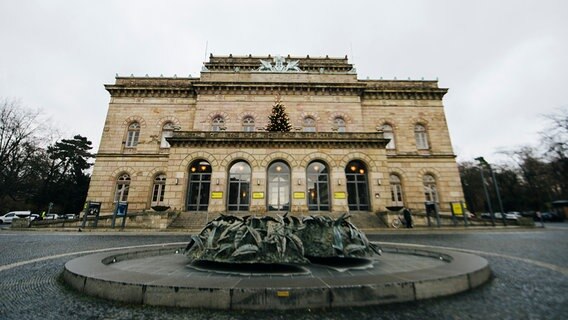 Blick auf das Gebäude des Braunschweiger Staatstheaters und den Vorplatz. © NDR Foto: Julius Matuschik
