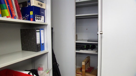 Ein geöffneter Schrank in einem Gymnasium in Goslar, aus dem Abiturprüfungen gestohlen wurden. © NDR 