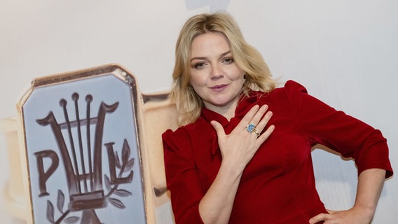 Sängerin Annett Louisan lässt sich vor der Preisverleihung mit dem Paul-Lincke-Ring fotografieren. © dpa Foto: Swen Pförtner