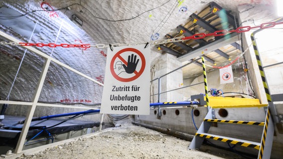 Ein Schild «Zutritt für Unbefugte verboten» hängt im Atommülllager Asse im Landkreis Wolfenbüttel © dpa Bildfunk Foto: Julian Stratenschulte