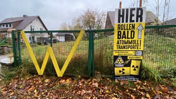 Ein einem Zaun hängt ein Protestplakat gegen die Lagerung von Atommüll. © NDR Foto: Tanja Niehoff