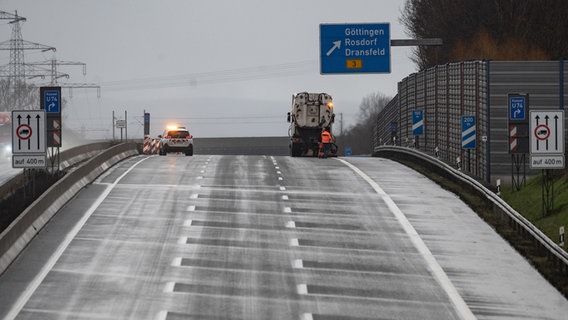 Reinigungsfahrzeuge sind auf der Autobahn 7 im Einsatz. © picture alliance/dpa | Swen Pförtner Foto: Swen Pförtner