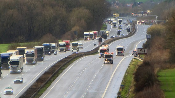 Drei Straßenreinigungslaster fahren auf der Autobahn 7. © NDR 