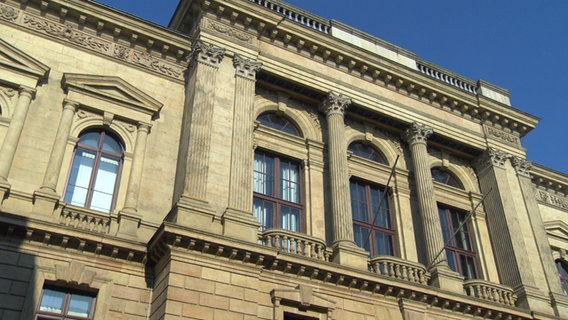 Das Landgericht Braunschweig von außen. © NDR 