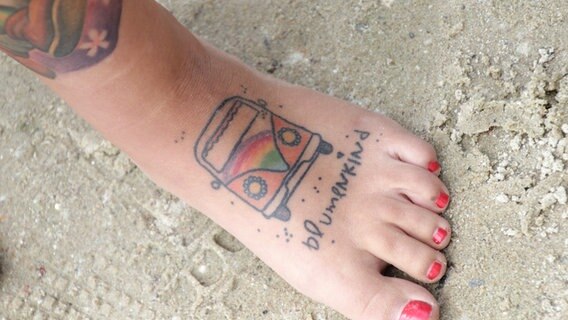 Tattoo von einem bunten "Hippie-Bulli" auf linkem Fuß. © NDR Foto: Tino Nowitzki
