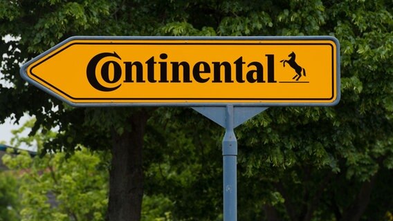 Ein Hinweisschild mit der Aufschrift "Continental" steht vor einem Werk von Continental Teves in Gifhorn. © picture alliance / dpa | Julian Stratenschulte Foto: Julian Stratenschulte