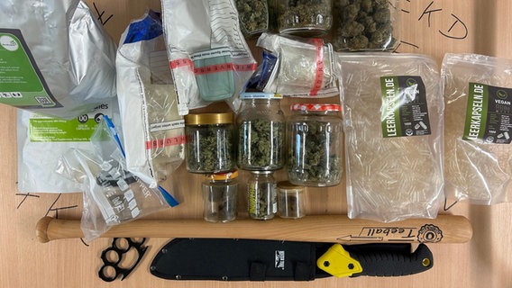 Beschlagnahmte Drogen und Waffen liegen auf einem Tisch. © Polizei Göttingen 