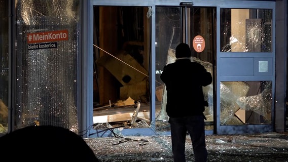 Der Vorraum einer Bankfiliale ist nach einer Sprengung zerstört. © NonstopNews 